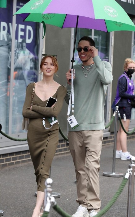 artis wanita Hollywood yang pernah jadi pacar Pete Davidson sebelum emily ratajkowski