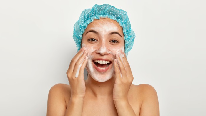 Sabun muka yang lembut bantu menjaga kelembapan kulit kamu