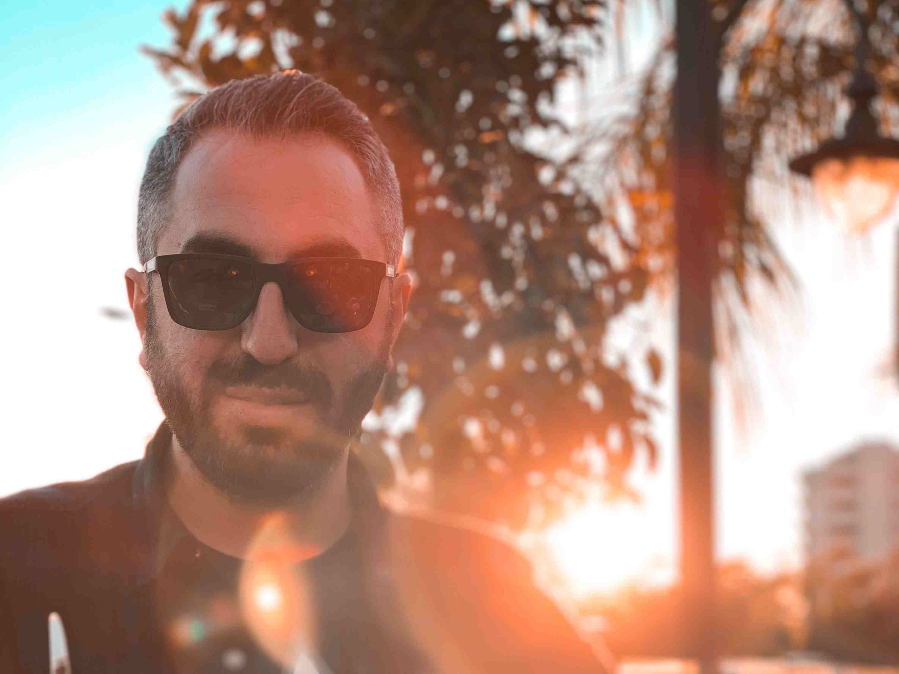 Wayfarer frame kontras bentuknya dengan wajah bulat. Wajah bulat cocok pakai wayfarer frame.
