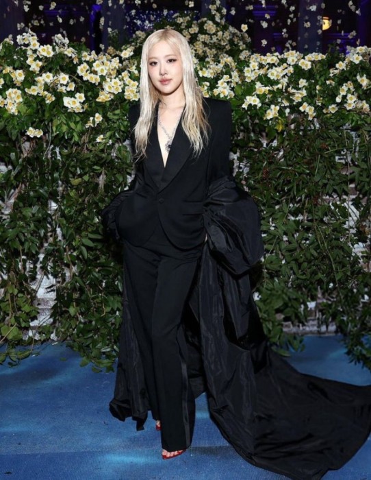 Gaya 4 Idol K-pop di Red Carpet Met Gala 2025