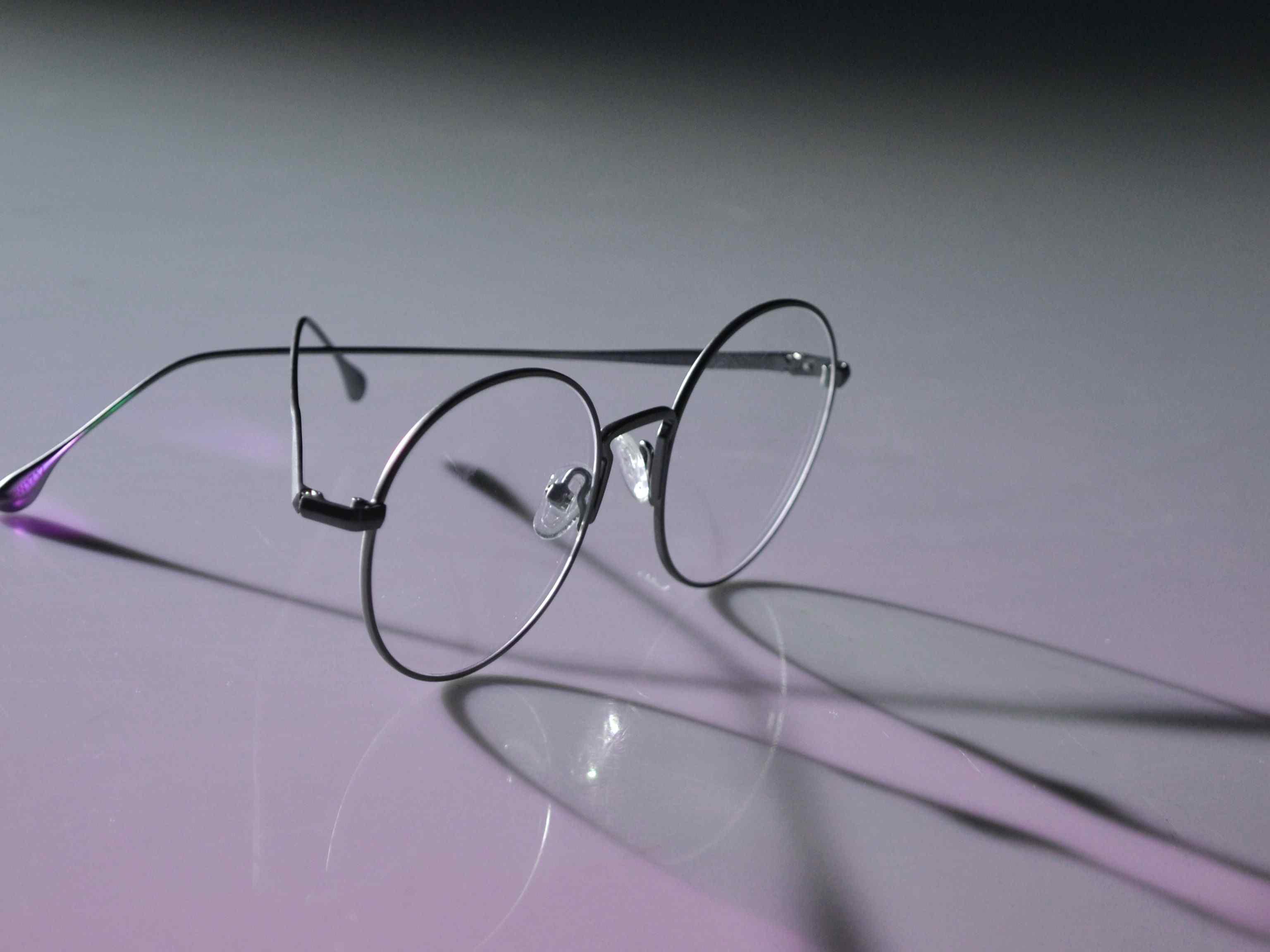 Frame kacamata bulat dan tipis cocok untuk wajah bulat. Kacamata dengan frame besi tipis cocok untuk wajah bulat.