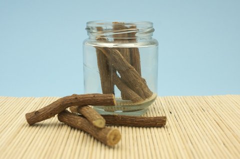 Cara memutihkan wajah dengan akar licorice