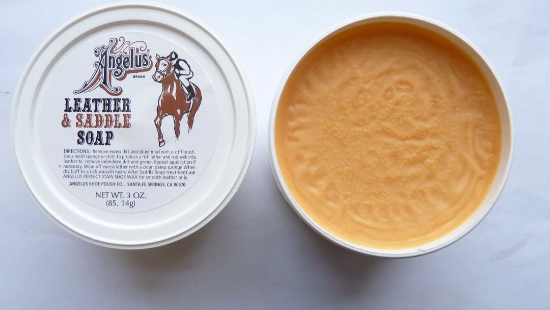 Saddle soap. Tas berjamur. Cara membersihkan tas berjamur.