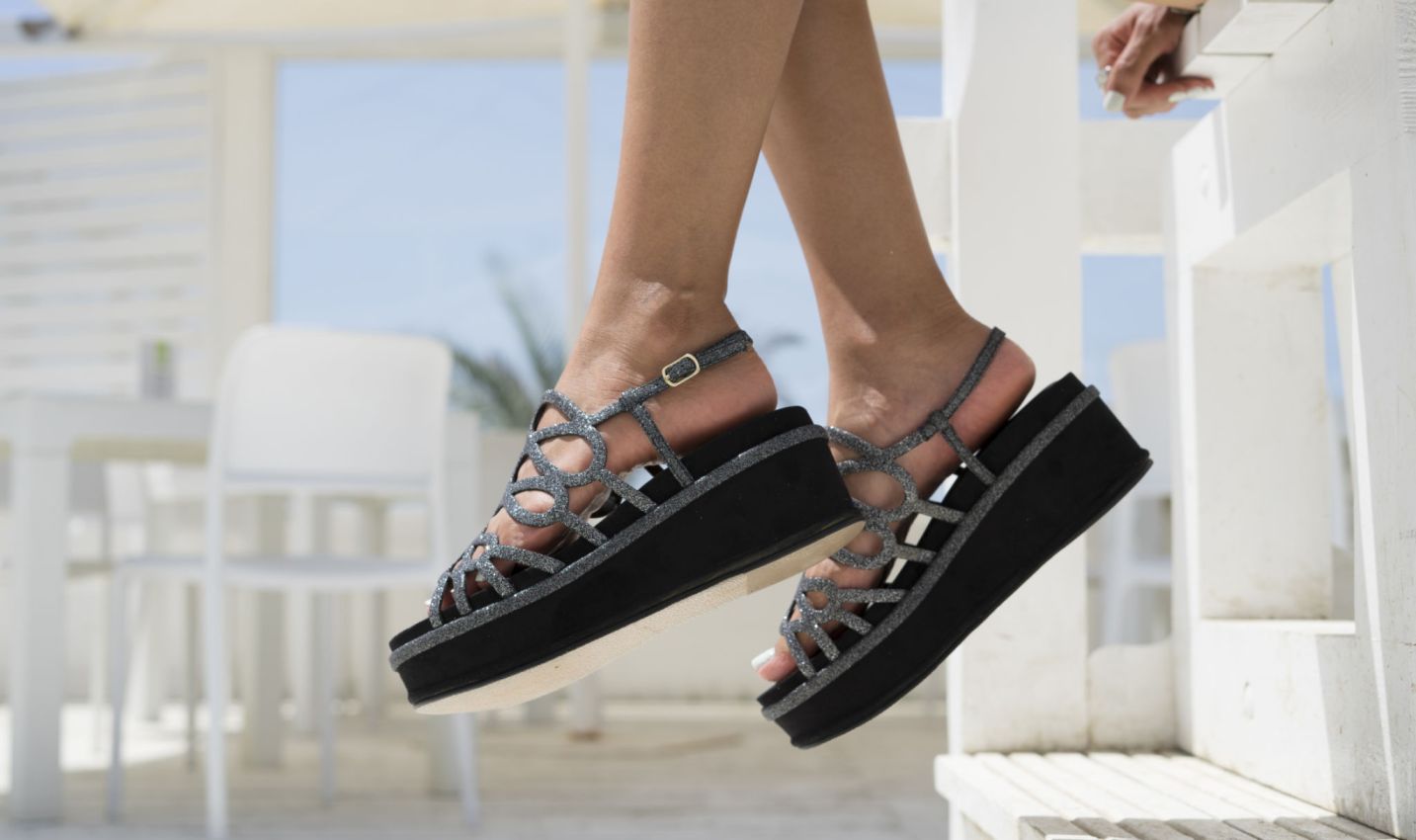 sandal tinggi wanita