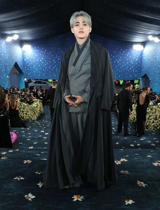 Gaya 4 Idol K-pop di Red Carpet Met Gala 2025