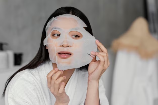 7 Perlengkapan Skincare yang Patut Dibawa Saat Liburan