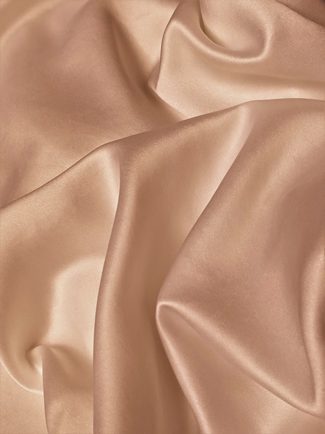 bahan silk premium, karakteristik, gaun mewah