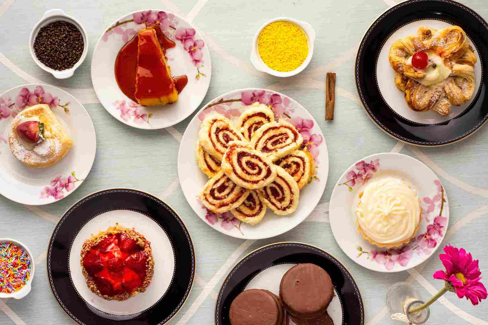 Makanan manis. Gula. Kue. Makanan yang peru dihindari saat haid. Haid. Menstruasi. PMS.