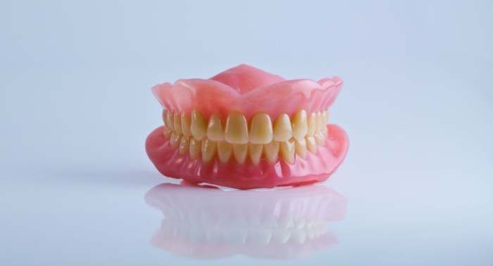 Teeth whitening dapat bantu menghilangkan noda akibat tidak bersih saat sikat gigi.