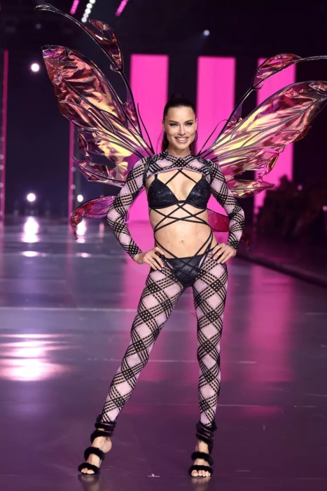 aya Victoria's Secret Angels di Victoria's Secret Fashion Show 2024