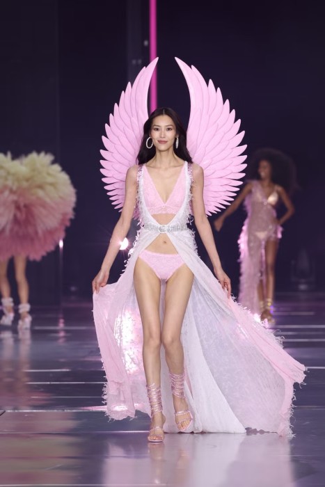 Gaya Victoria's Secret Angels di Victoria's Secret Fashion Show 2024