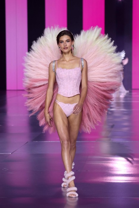 Gaya Victoria's Secret Angels di Victoria's Secret Fashion Show 2024