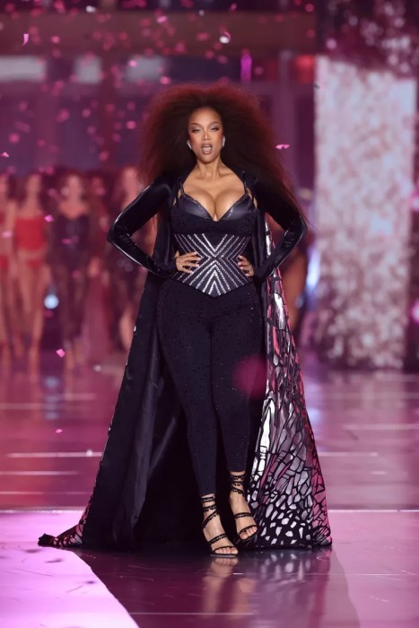 aya Victoria's Secret Angels di Victoria's Secret Fashion Show 2024
