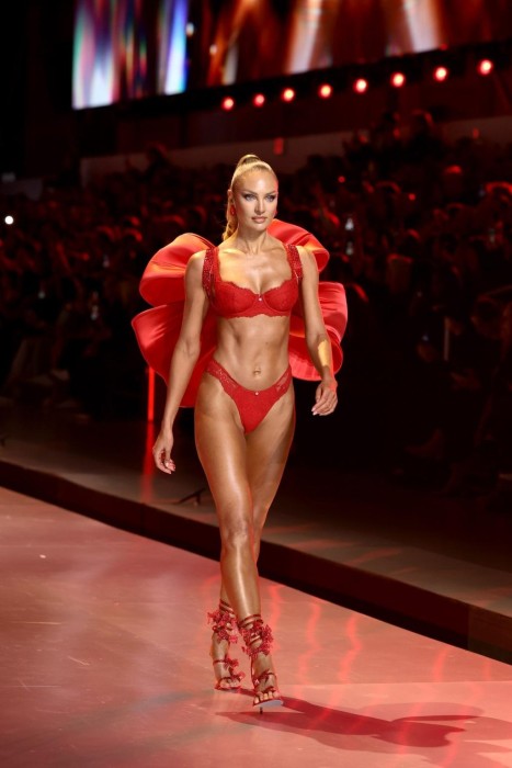 aya Victoria's Secret Angels di Victoria's Secret Fashion Show 2024