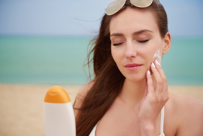 Sunscreen mengurangi kerusakan kulit mengelupas akibat sinar uv.