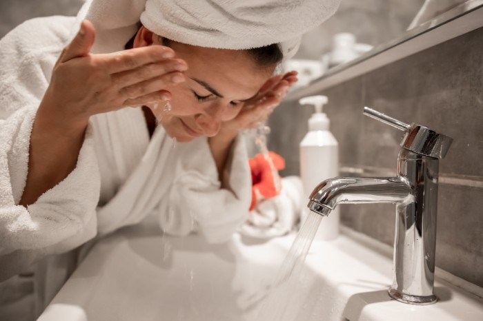 cuci muka untuk mengurangi minyak berlebih