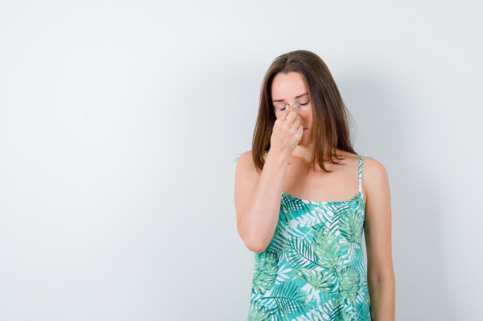 Metode memijat hidung membuat hidung mancung alami.