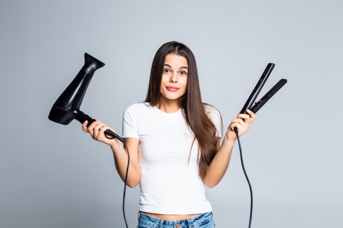 Minimalisir penggunaan alat dan produk penata rambut saat berketombe