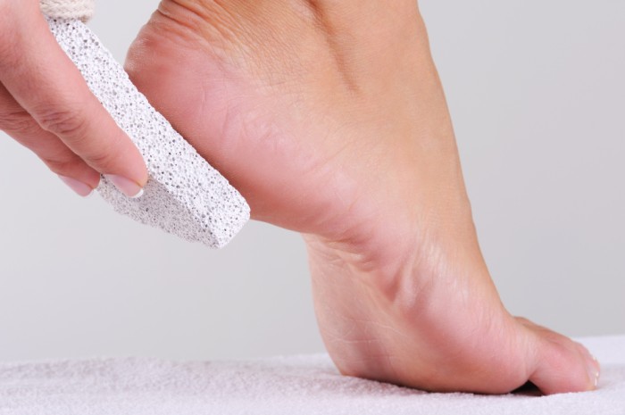 Melakukan eksfoliasi dengan scrubbing