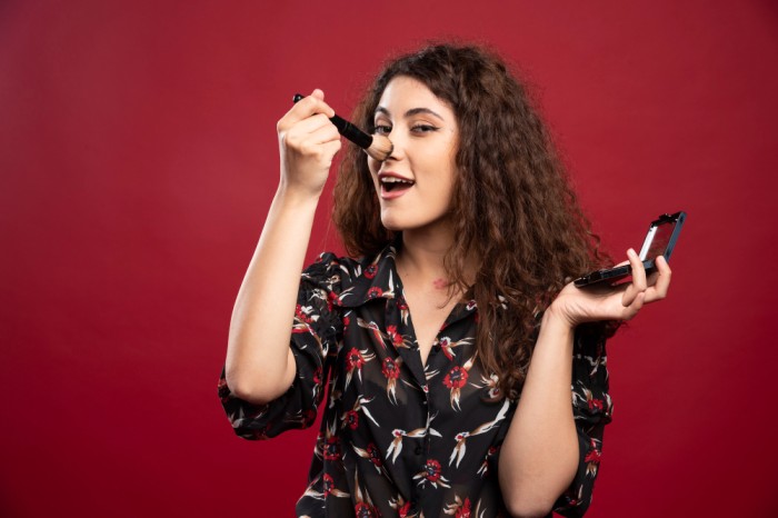 Bronzer dapat memberikan kontur kepada hidung
