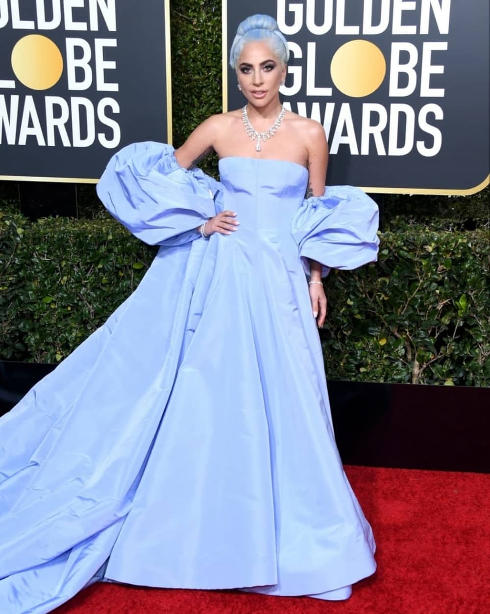 10 Busana Terbaik dari Karpet Merah Golden Globes 2019