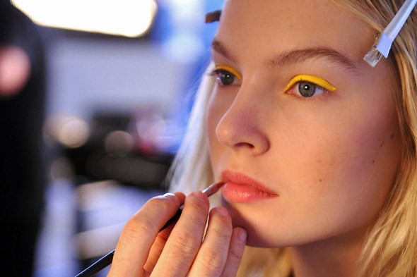 Trik Aplikasikan Eyeliner Warna Cerah