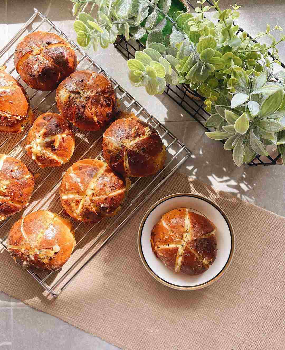 Cara Mudah Membuat Korean Cream Cheese Garlic Bread di Rumah