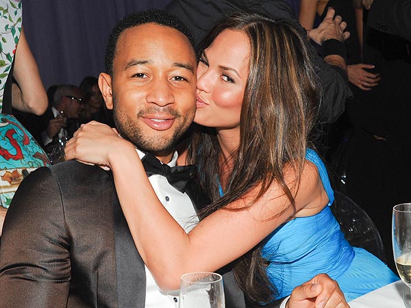 Chrissy Teigen Pajang Foto Bokong John Legend