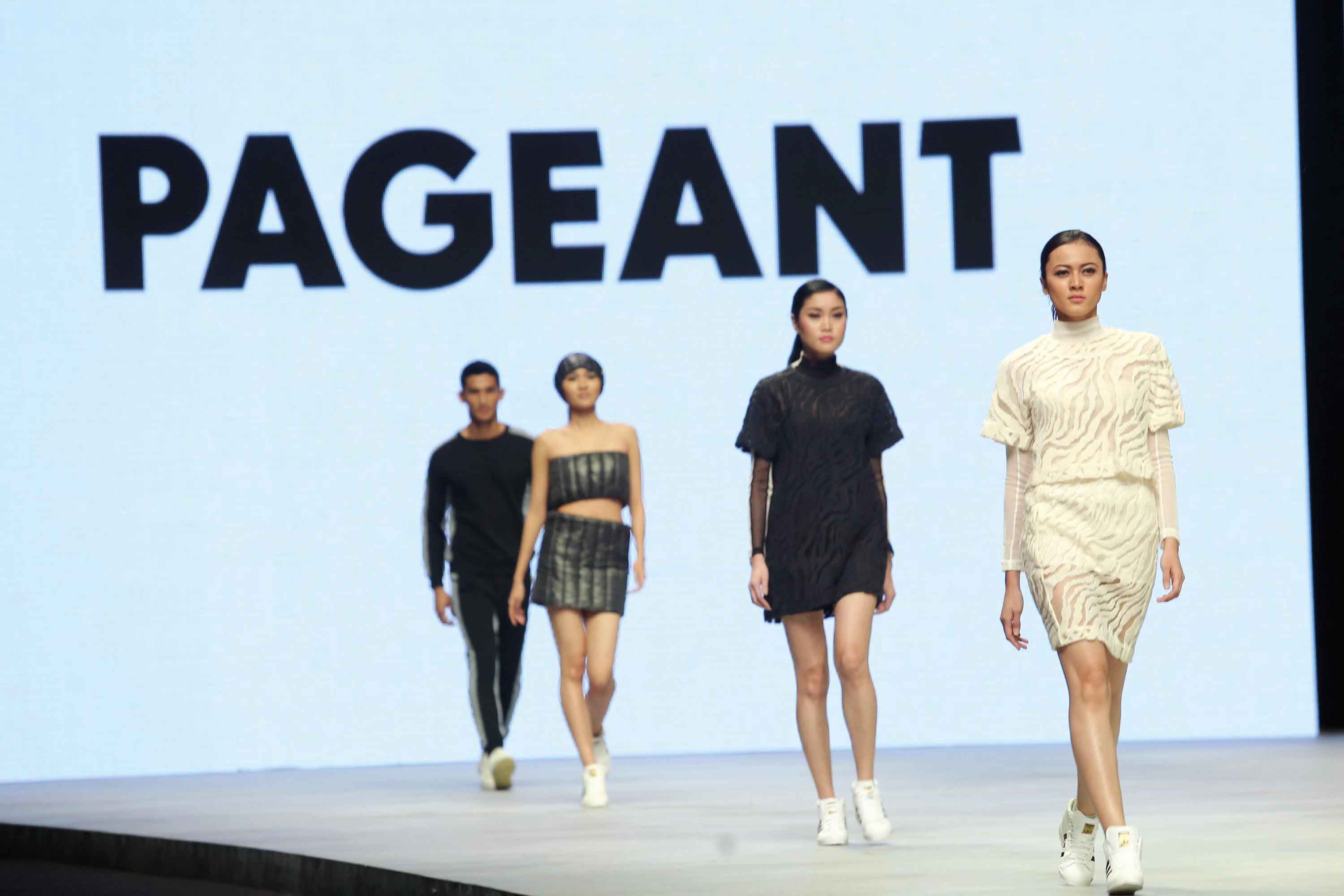 Kolaborasi Unik Dua Sahabat di Indonesia Fashion Week