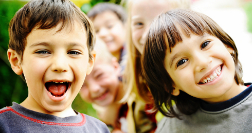 5 Alasan Kenapa Anak Tengah Lebih Bahagia