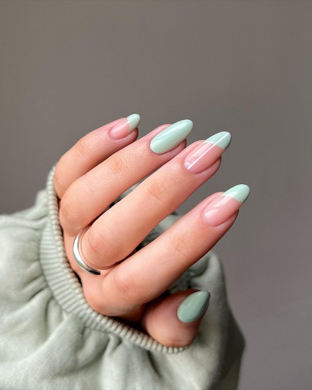 Keren! 7 Model Nails Art Hijau Sage yang Memanjakan Mata