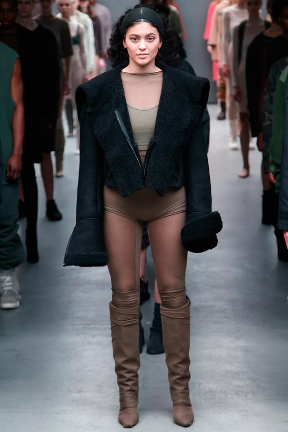 Kylie Jenner Debut Sebagai Model Fashion Week untuk Kanye West