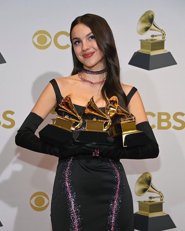 Adu Gaya Busana Selebritas di Grammy Awards 2022 Red Carpet