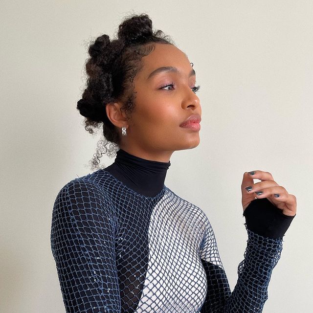 Selalu Tampil Eksotis, Ini Outfit Terbaik Yara Shahidi