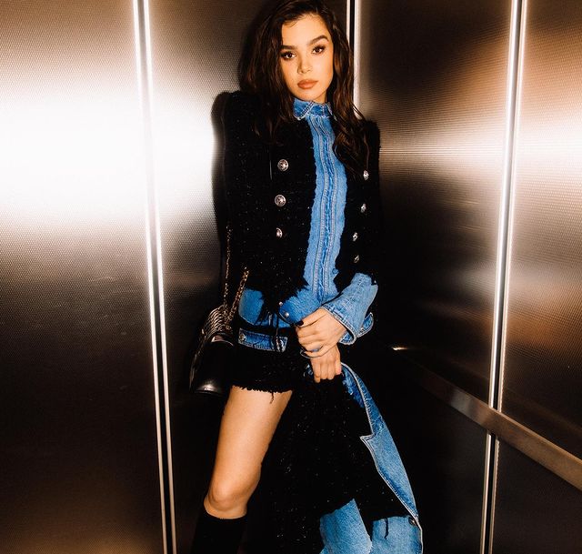 Selalu Tampil Berani, Intip Gaya Fashion Hailee Steinfeld