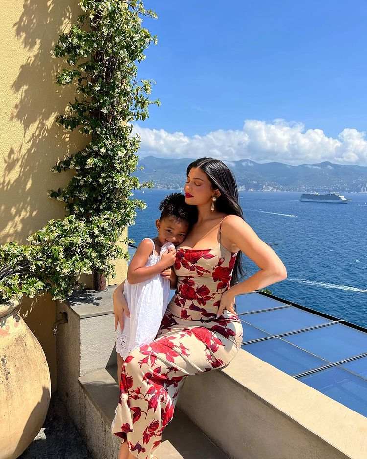 Inspirasi Gaya Stylish Ibu-Anak Ala Kylie Jenner Dan Stormi