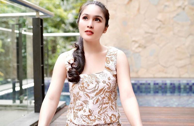 Tampil Stylish, Ini 3 Inspirasi Outfit Ala Sandra Dewi