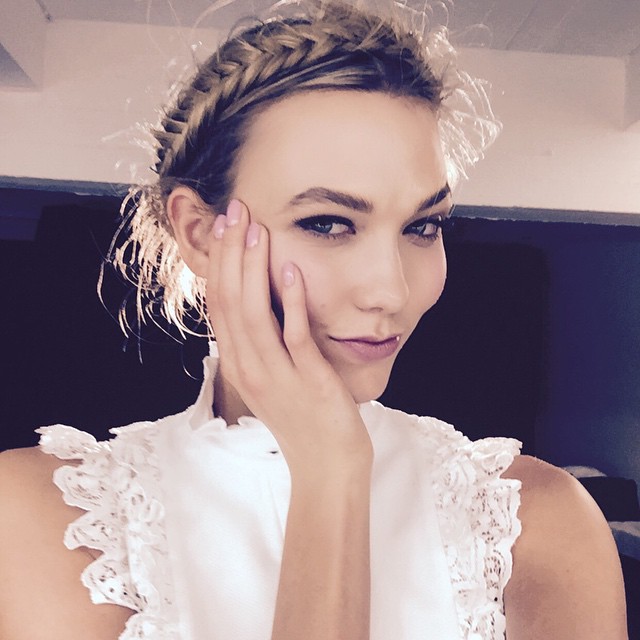 3 Gaya Chic Karlie Kloss Mengenakan Warna Putih