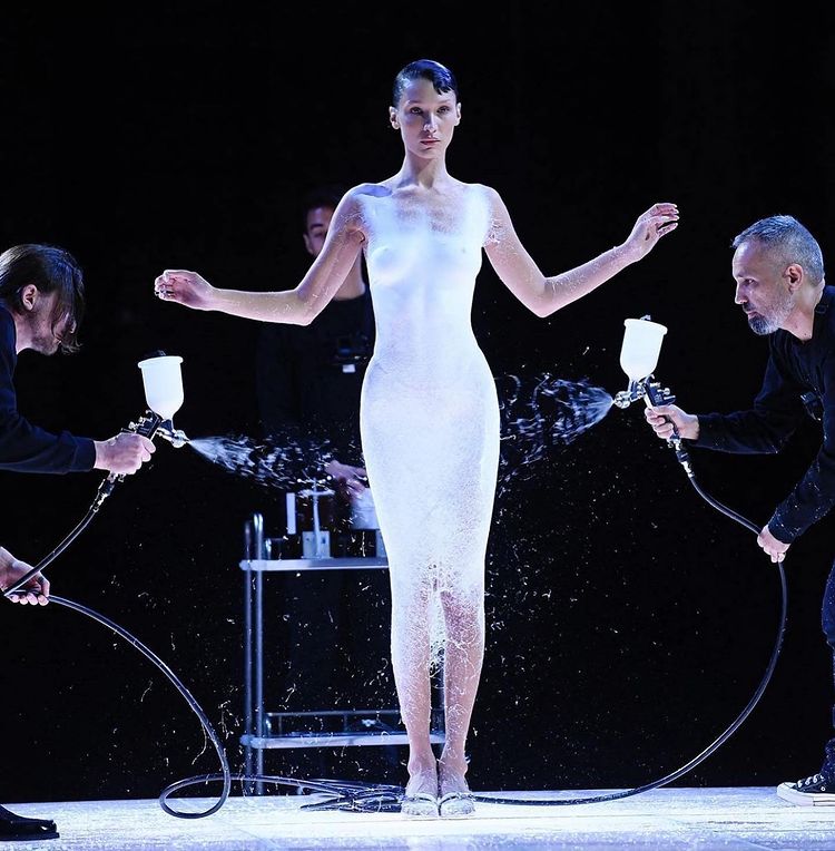 Coperni S/S 23, Dress Bella Hadid Dibuat Dari Cat Semprot