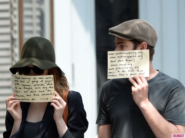 Cara Emma Stone & Andrew Garfield Hadapi Paparazzi