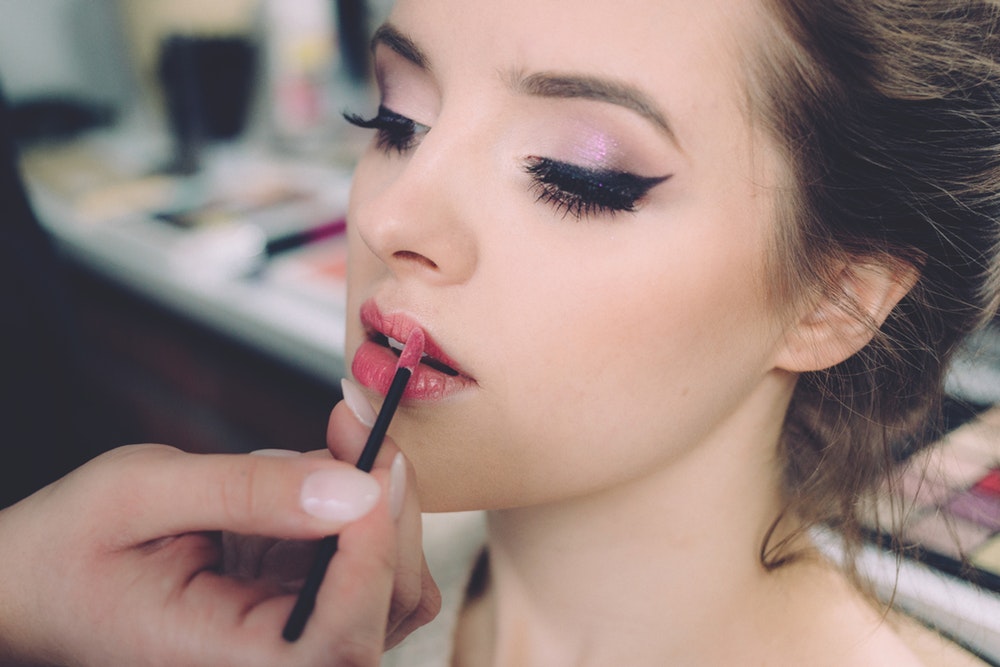 4 Cara Agar Lip Gloss Tahan Lebih Lama Di Bibir