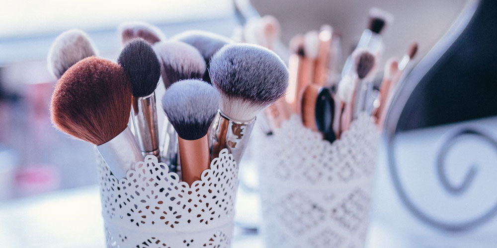 4 Cara Membersihkan Peralatan Makeup Dengan Mudah