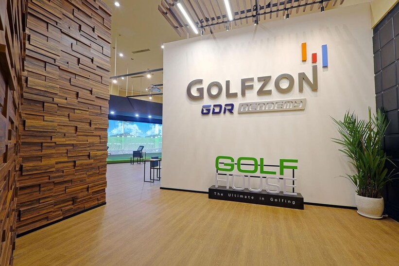 Golfzon at Ozone Simulator Golf di The Ritz-Carlton MK