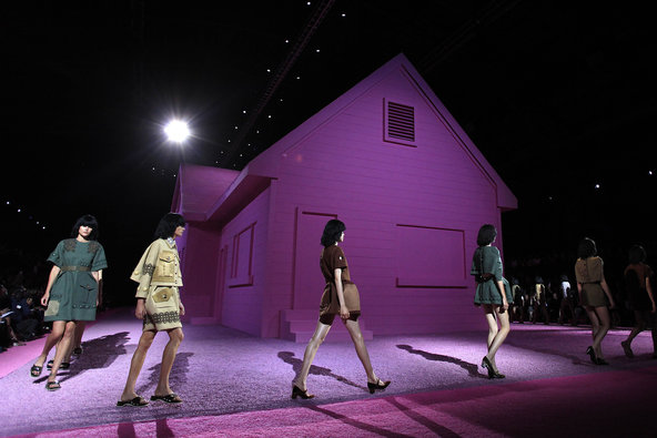 Konsep Runway Spring/Summer 2015 Unik Marc Jacobs