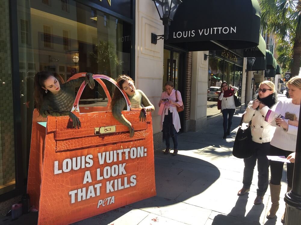 Aksi Protes Buaya di Depan Toko Louis Vuitton