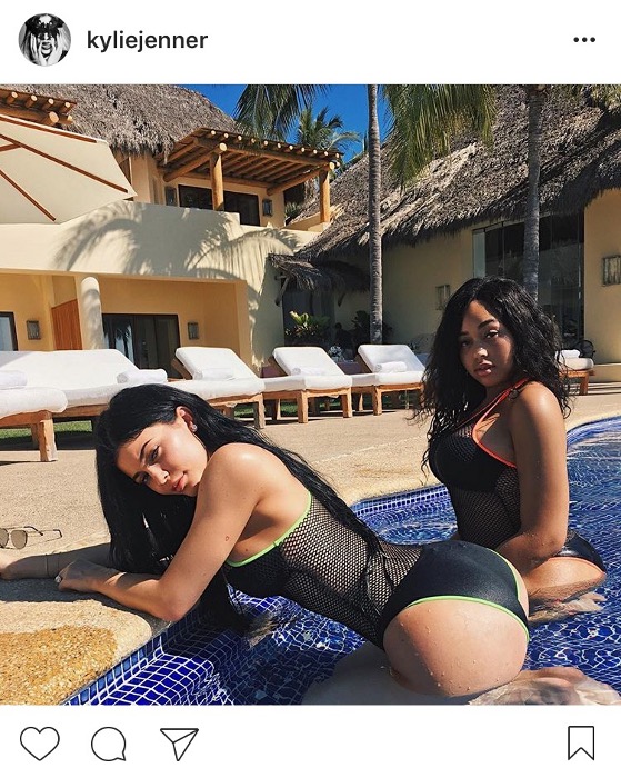 3 Swimsuit Kylie Jenner yang Bisa Dicontek