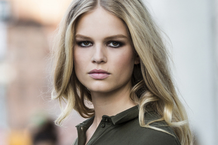 Model Anna Ewers Buat Alexander Wang Jatuh Cinta