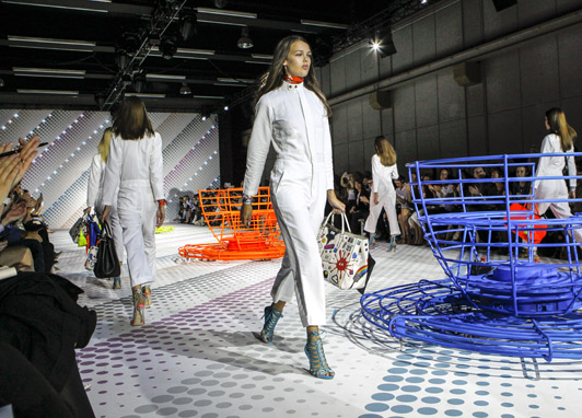 Anya Hindmarch Tonjolkan Kesan Playful di Panggung Runway