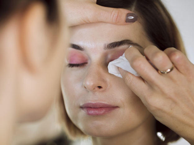 6 Bahaya Menghapus Makeup Dengan Tisu Basah