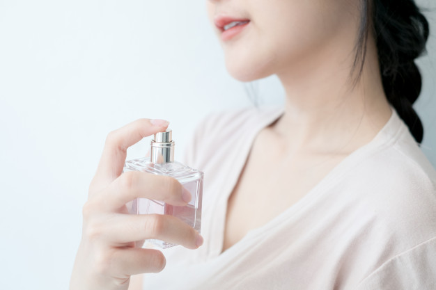 6 Cara Memakai Parfum yang Benar Agar Lebih Tahan Lama